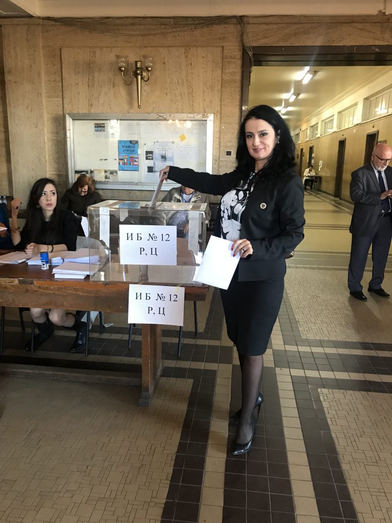 Гласуване адвокат Райна Аврамова Балотаж Избори САК 2020